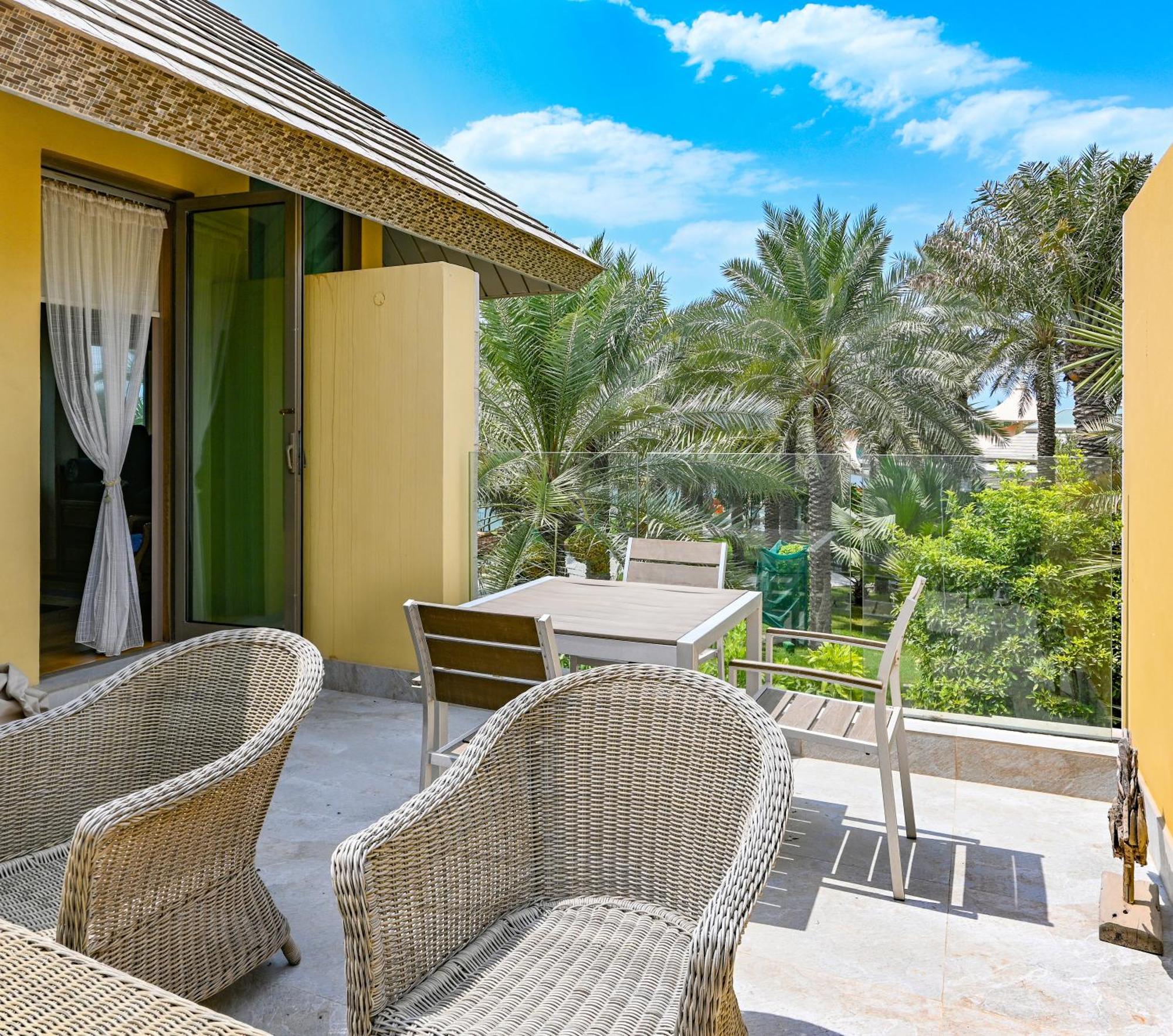 Palavra Resort Манама Екстер'єр фото A balcony at Jumeirah Creekside